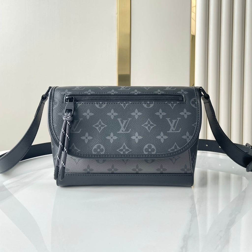 Sac messager Pulse 26 po en toile enduite Eclipse avec monogramme Gun Metal