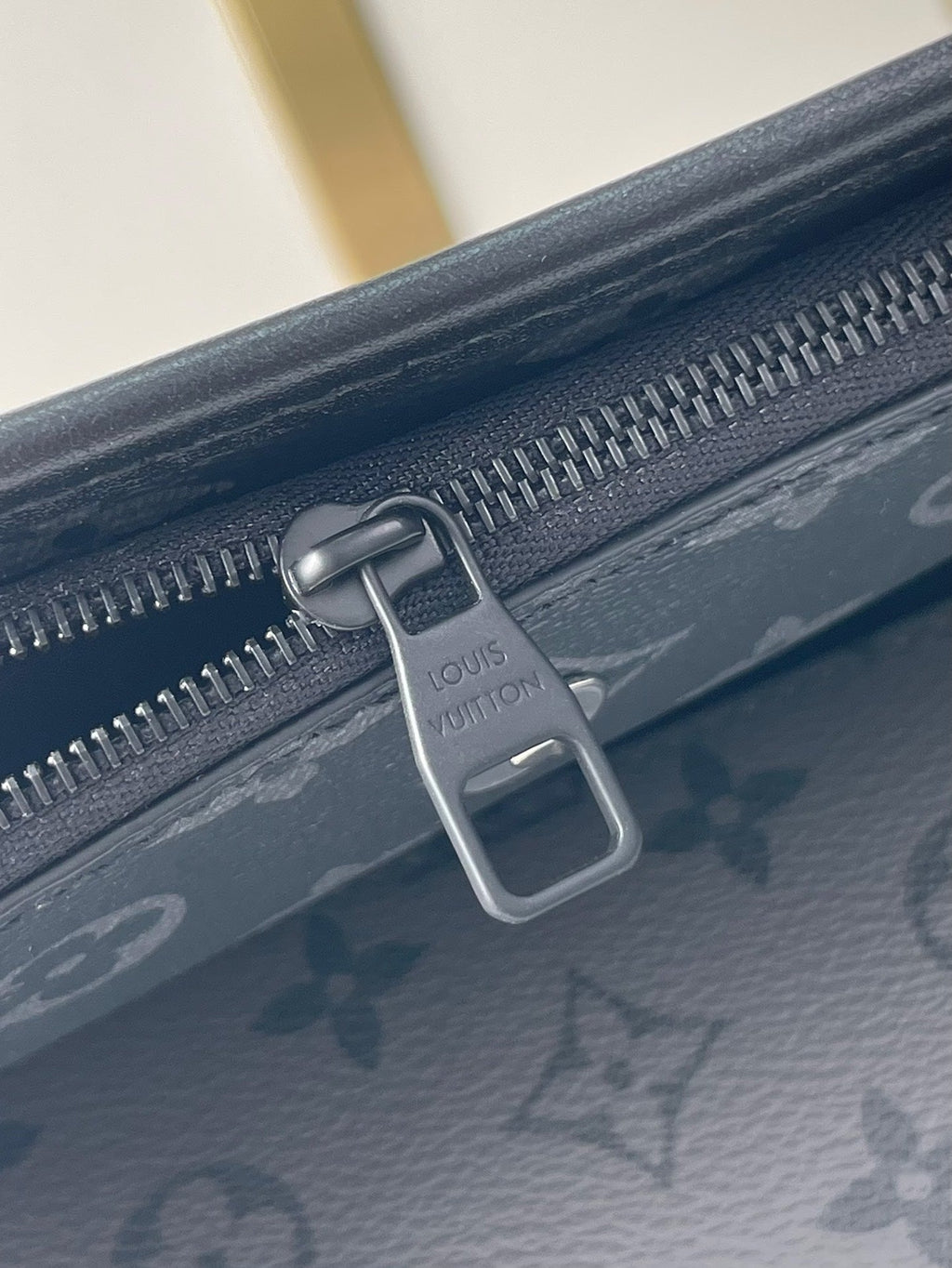 Sac messager Pulse 26 po en toile enduite Eclipse avec monogramme Gun Metal