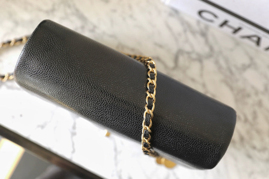 Sac à rabat CC 24 carats 23 cm en cuir de veau grainé noir, matériel doré