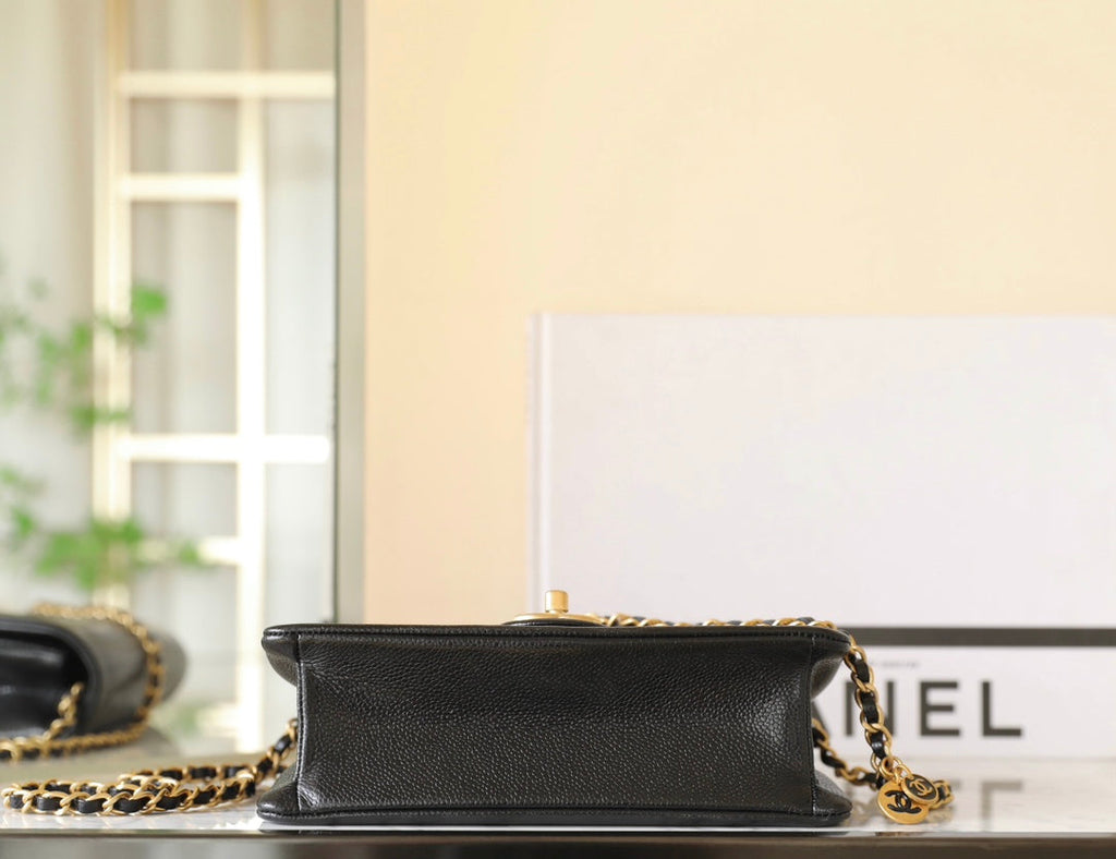 Sac à rabat CC 24 carats 23 cm en cuir de veau grainé noir, matériel doré