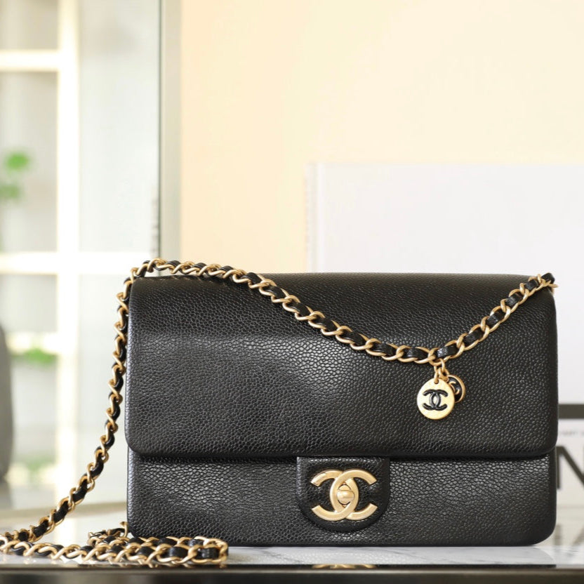 Sac à rabat CC 24 carats 23 cm en cuir de veau grainé noir, matériel doré