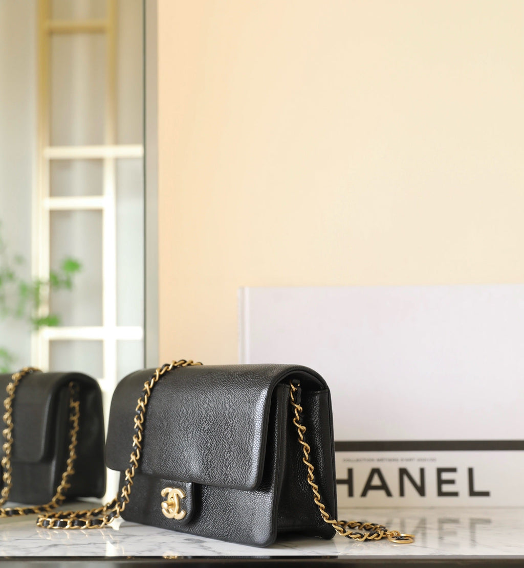 Sac à rabat CC 24 carats 23 cm en cuir de veau grainé noir, matériel doré