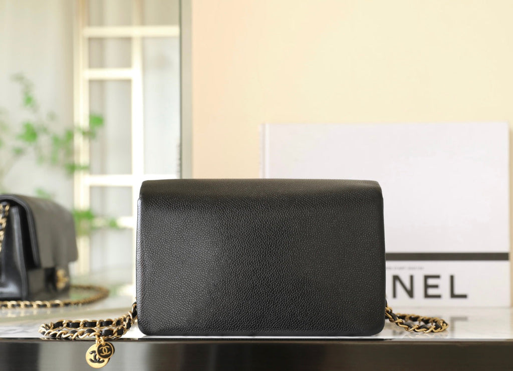 Sac à rabat CC 24 carats 23 cm en cuir de veau grainé noir, matériel doré