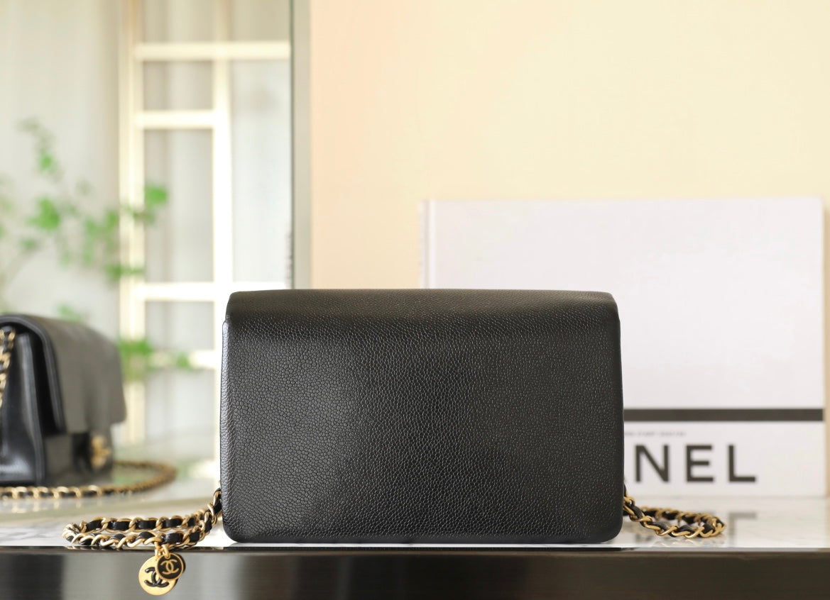 Sac à rabat CC 24 carats 23 cm en cuir de veau grainé noir, matériel doré