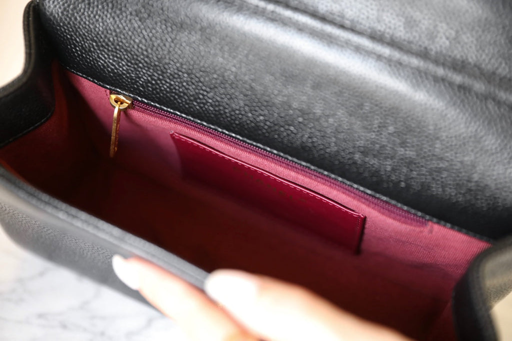 Sac à rabat CC 24 carats 23 cm en cuir de veau grainé noir, matériel doré