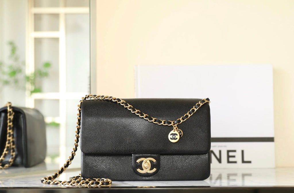 Sac à rabat CC 24 carats 23 cm en cuir de veau grainé noir, matériel doré