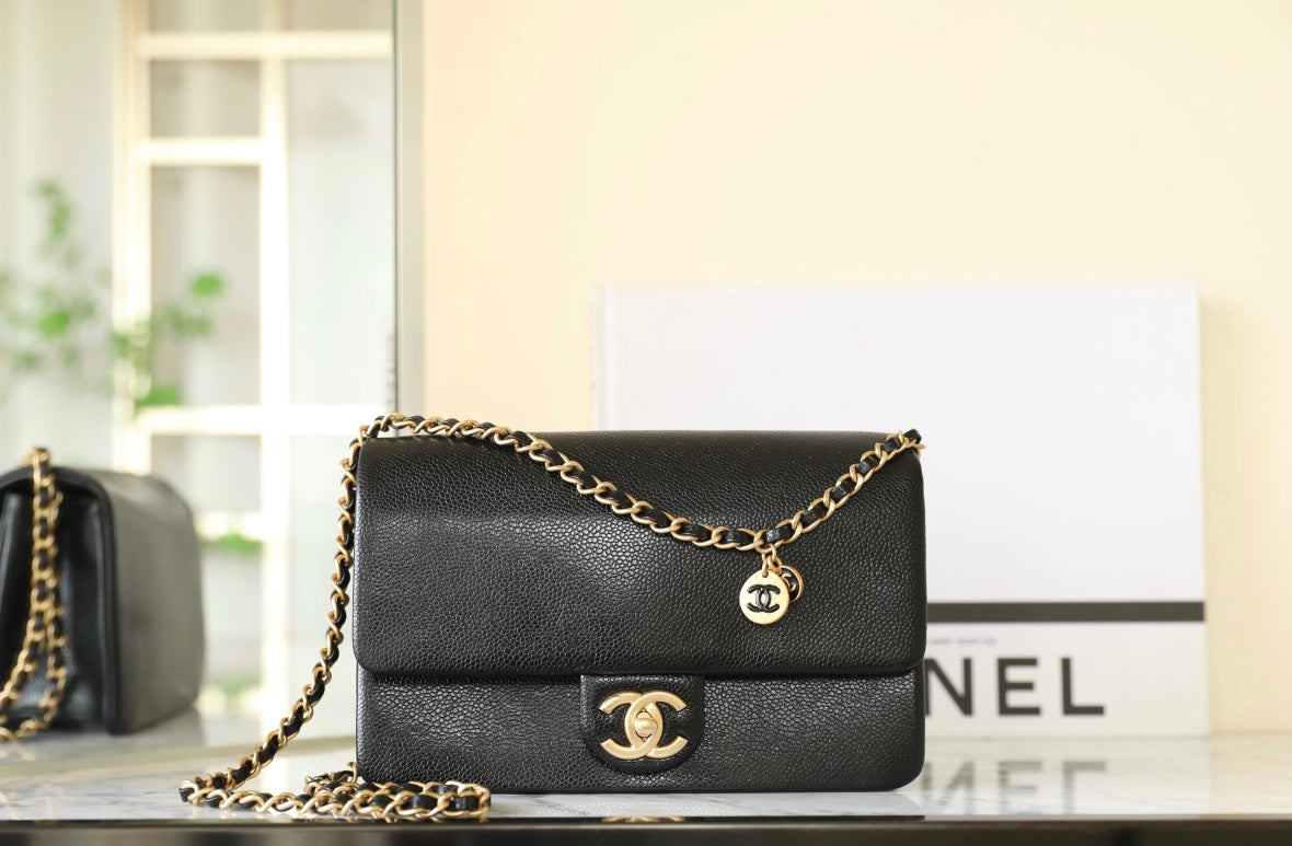 Sac à rabat CC 24 carats 23 cm en cuir de veau grainé noir, matériel doré