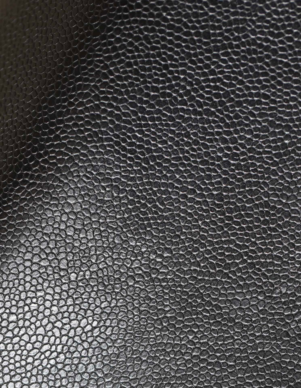Sac à rabat CC 24 carats 23 cm en cuir de veau grainé noir, matériel doré