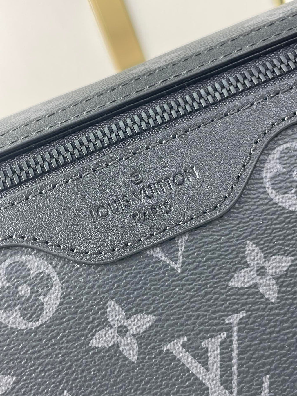 MESSENGER VOYAGER PM 33 EN TOILE ECLIPSE MONOGRAMME GUN METAL