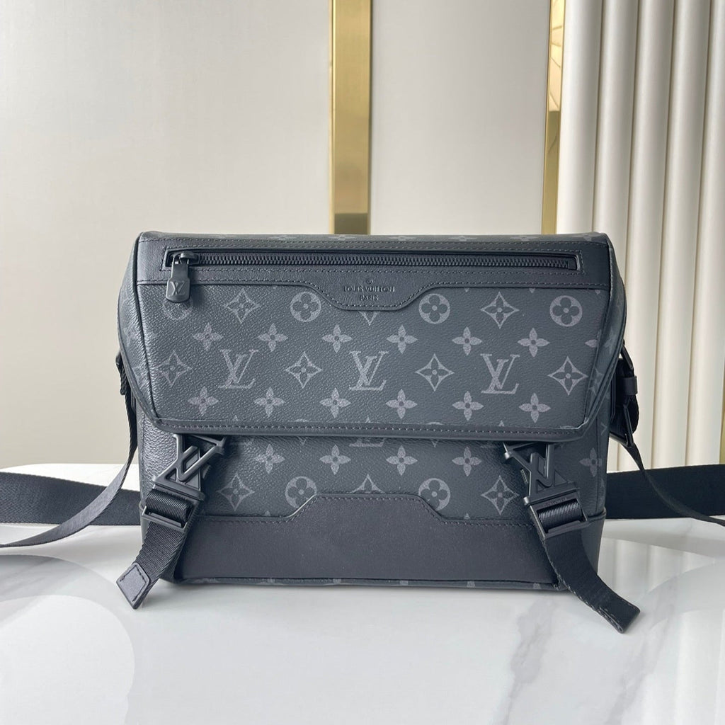 MESSENGER VOYAGER PM 33 EN TOILE ECLIPSE MONOGRAMME GUN METAL