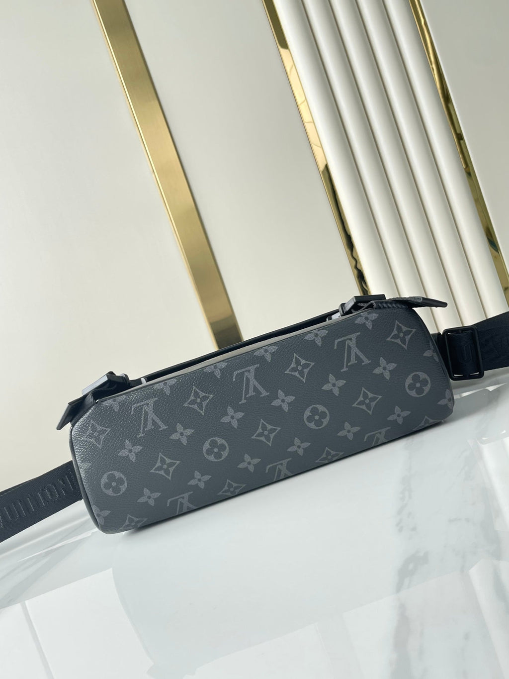 MESSENGER VOYAGER PM 33 EN TOILE ECLIPSE MONOGRAMME GUN METAL