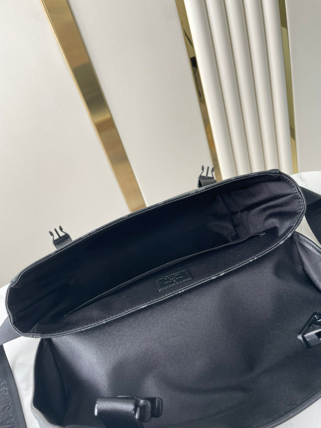 MESSENGER VOYAGER PM 33 EN TOILE ECLIPSE MONOGRAMME GUN METAL