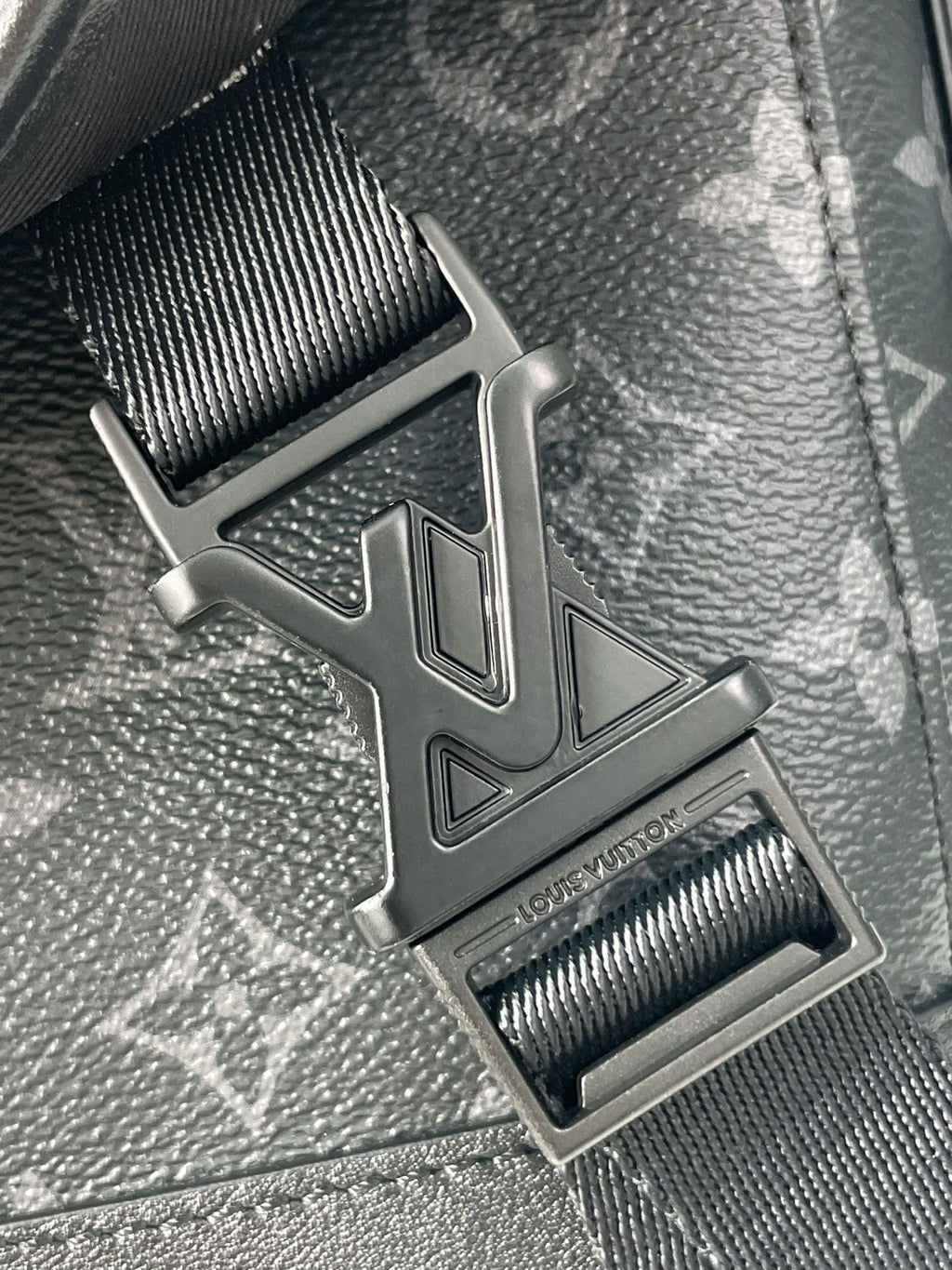 MESSENGER VOYAGER PM 33 EN TOILE ECLIPSE MONOGRAMME GUN METAL
