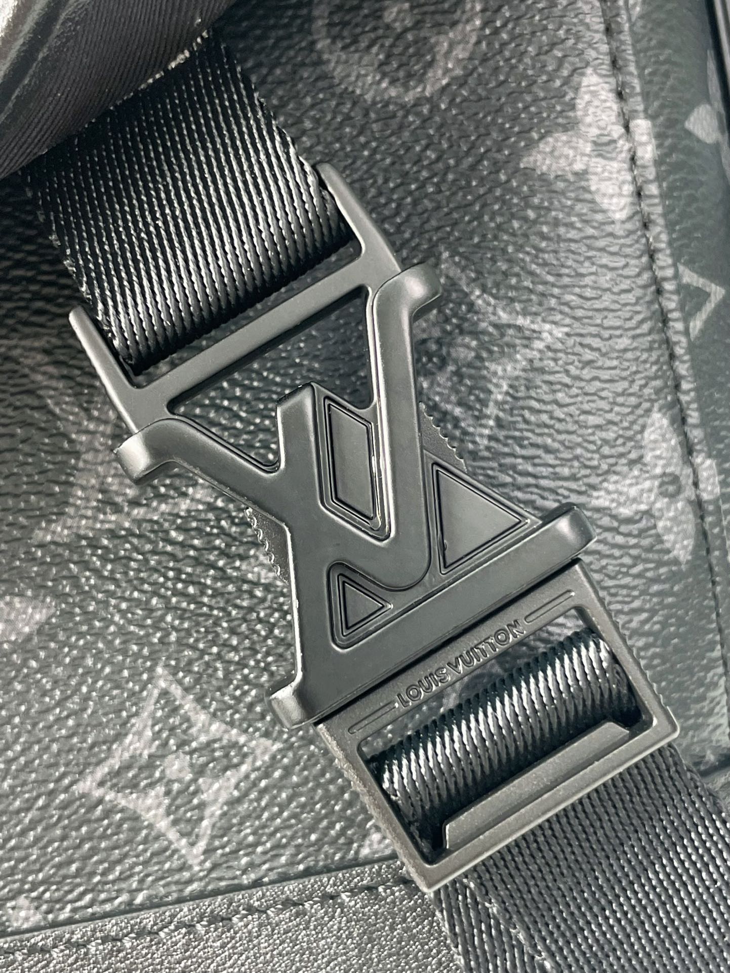 MESSENGER VOYAGER PM 33 EN TOILE ECLIPSE MONOGRAMME GUN METAL