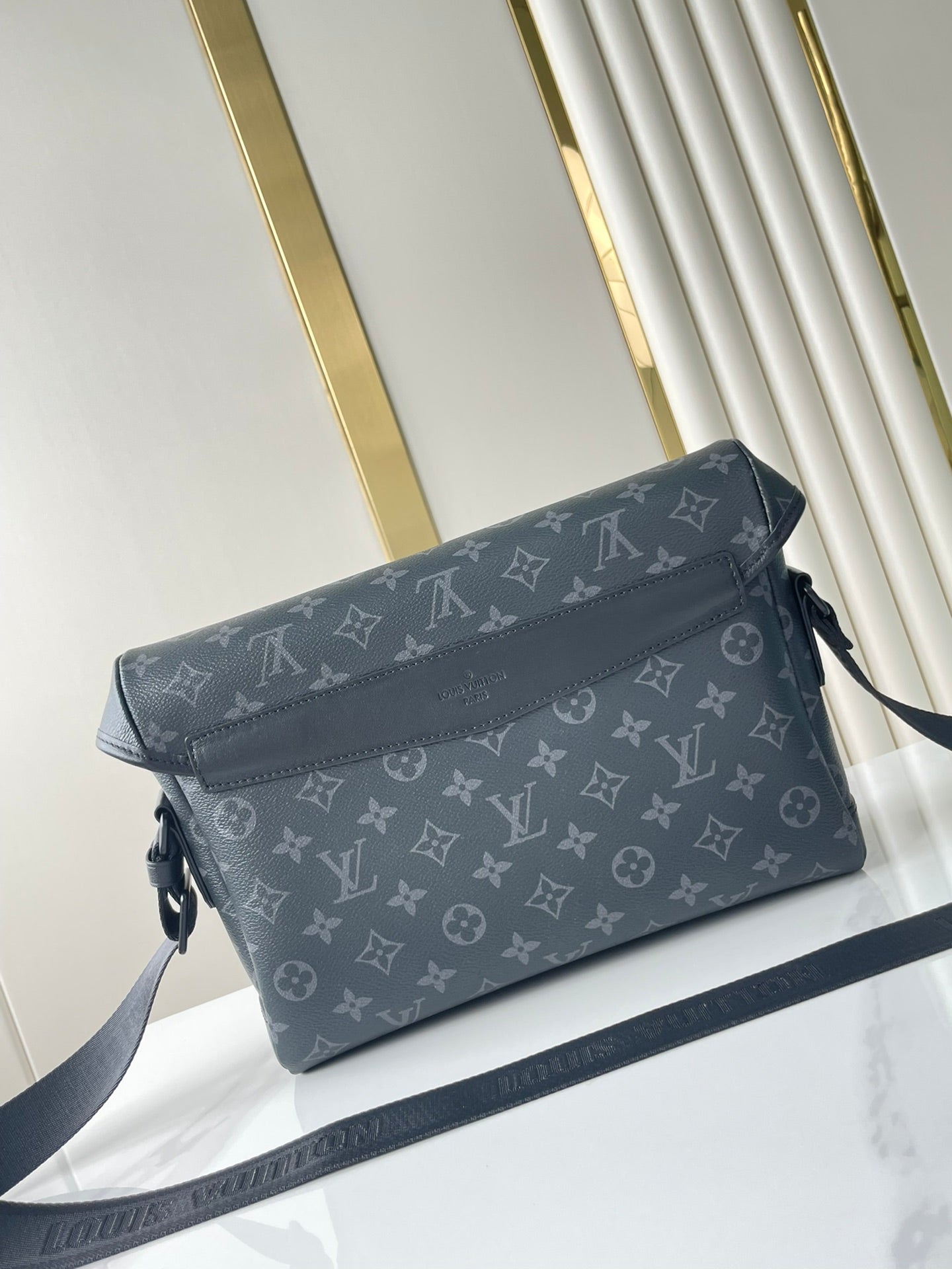 MESSENGER VOYAGER PM 33 EN TOILE ECLIPSE MONOGRAMME GUN METAL