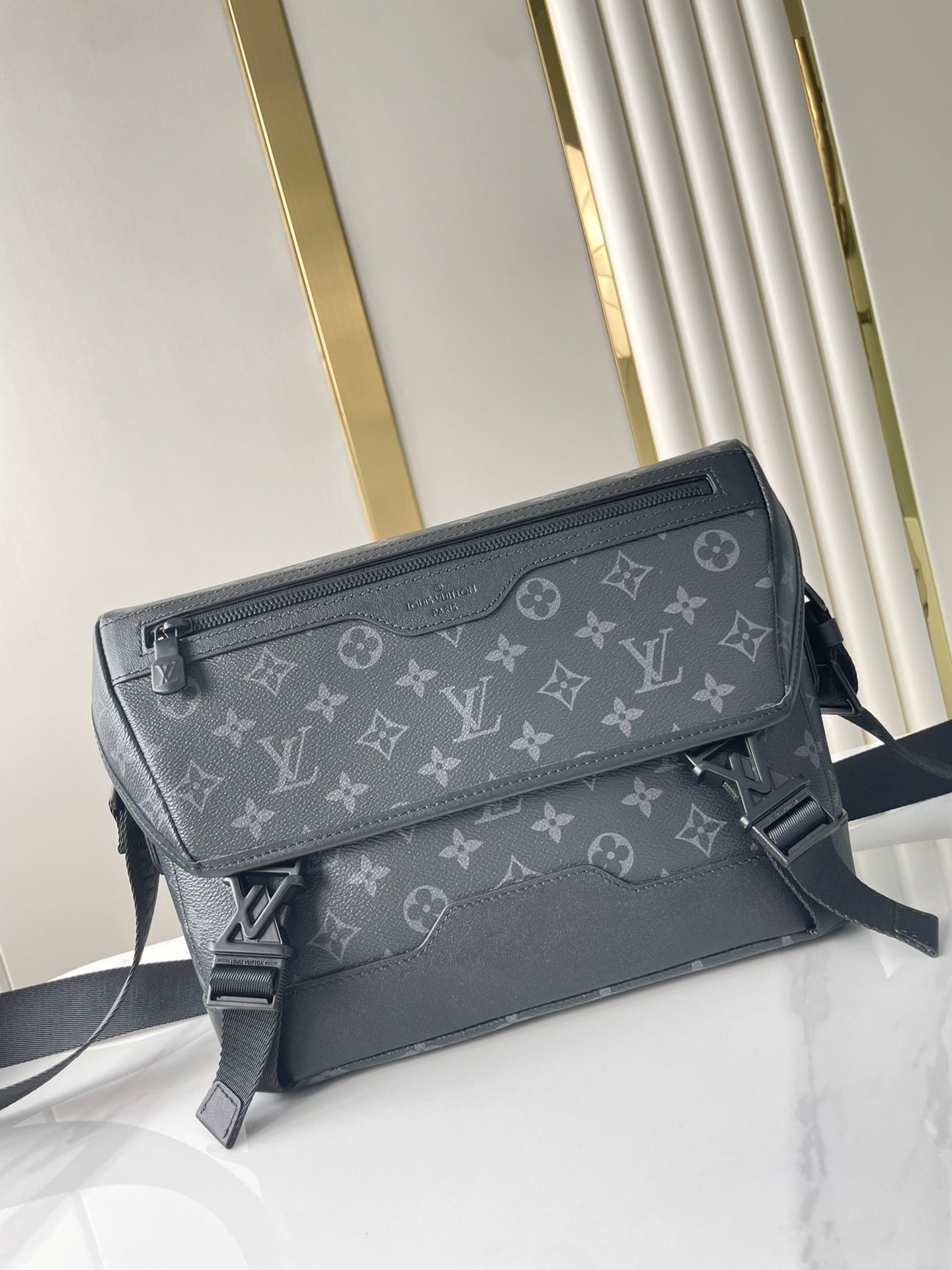 MESSENGER VOYAGER PM 33 EN TOILE ECLIPSE MONOGRAMME GUN METAL