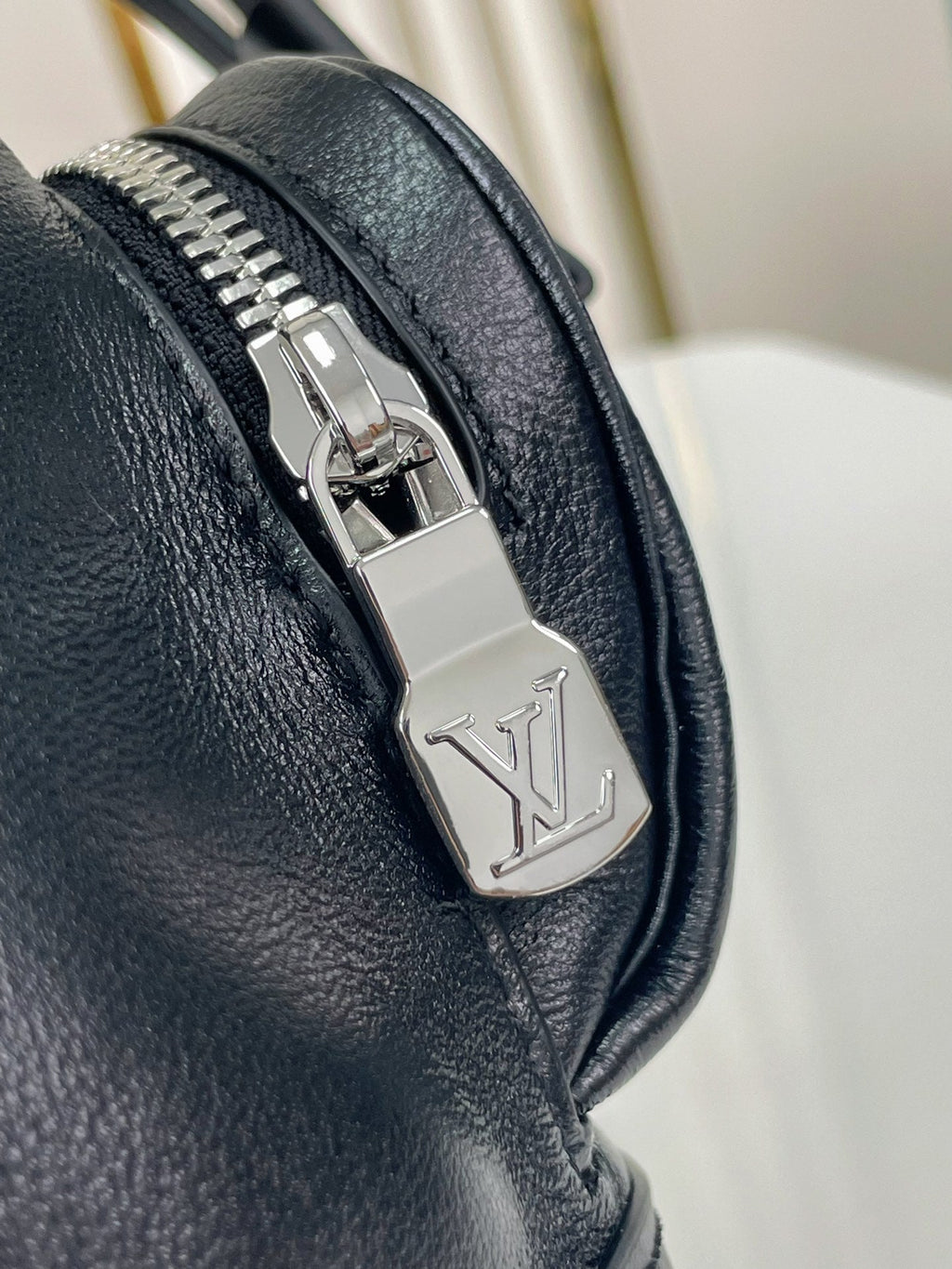SAC À DOS MONTSOURIS VIBE PM 30 EN CUIR D'AGNEAU NOIR CHAÎNE ARGENTÉE