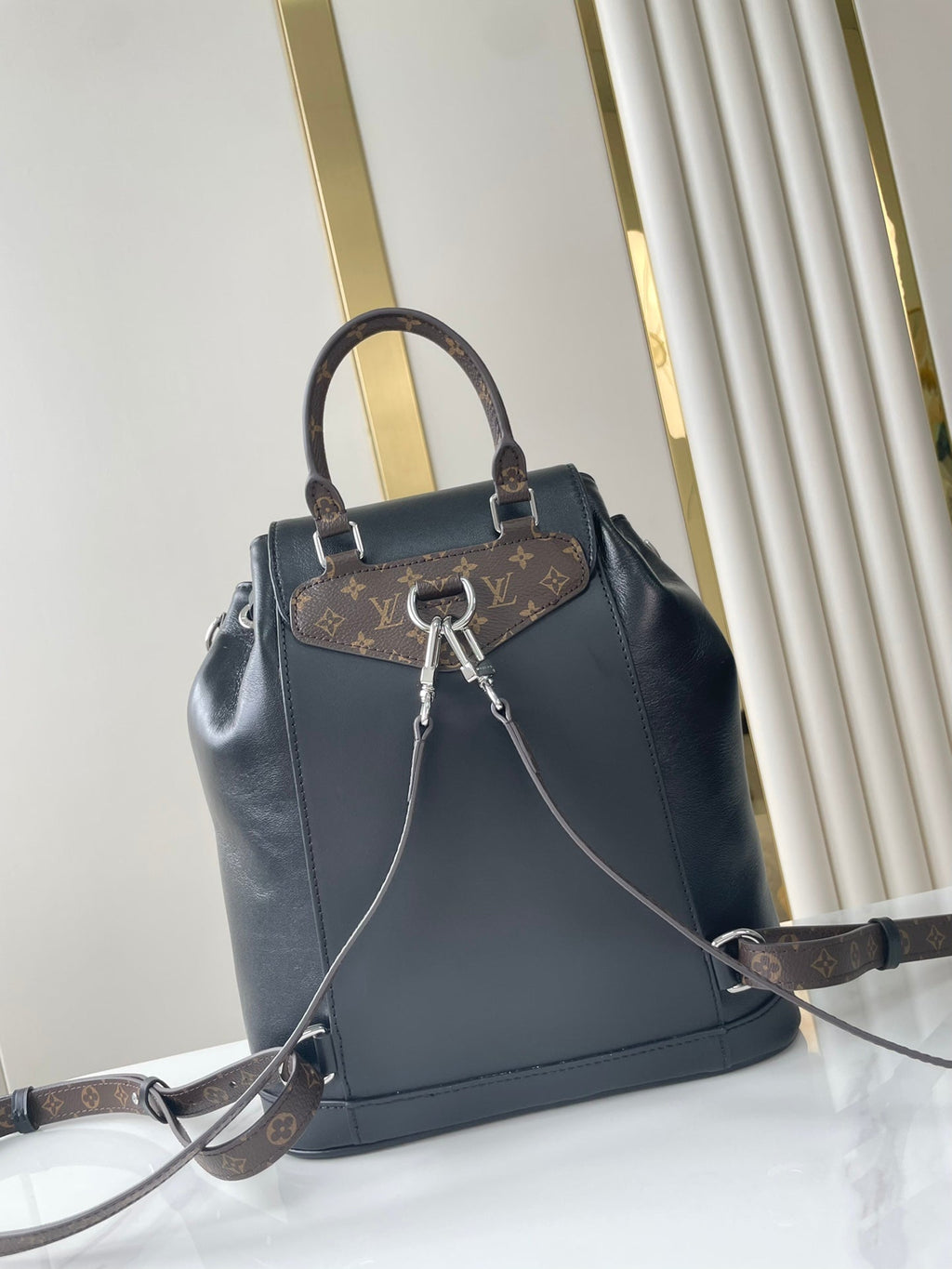 SAC À DOS MONTSOURIS VIBE PM 30 EN CUIR D'AGNEAU NOIR CHAÎNE ARGENTÉE