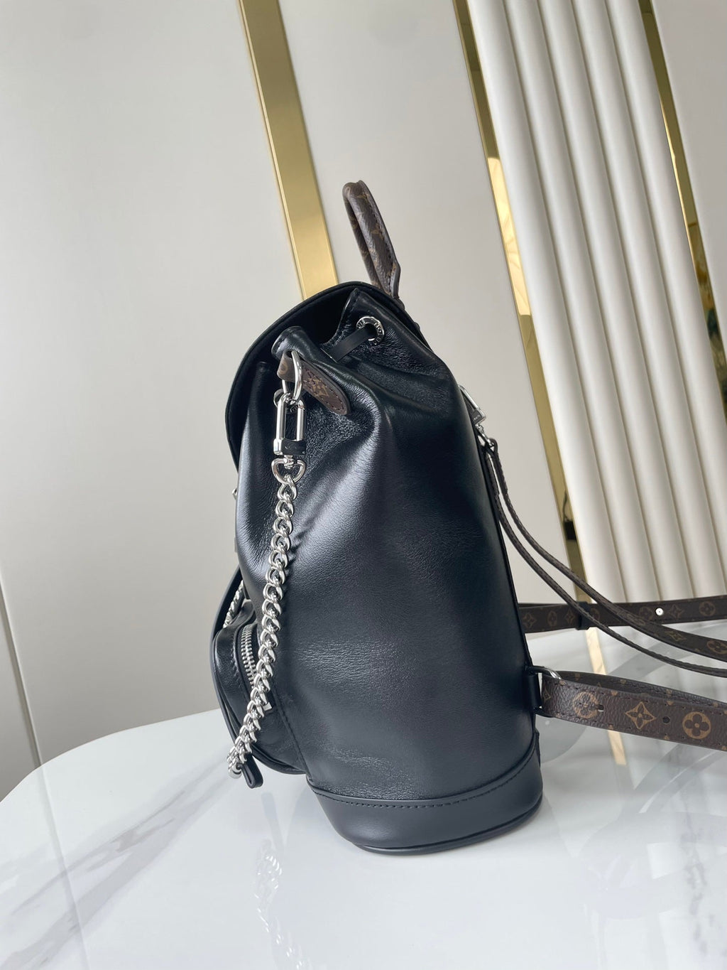 SAC À DOS MONTSOURIS VIBE PM 30 EN CUIR D'AGNEAU NOIR CHAÎNE ARGENTÉE