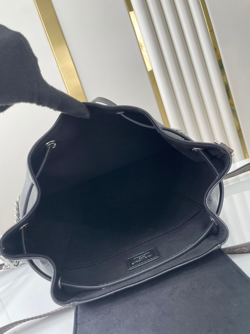 SAC À DOS MONTSOURIS VIBE PM 30 EN CUIR D'AGNEAU NOIR CHAÎNE ARGENTÉE