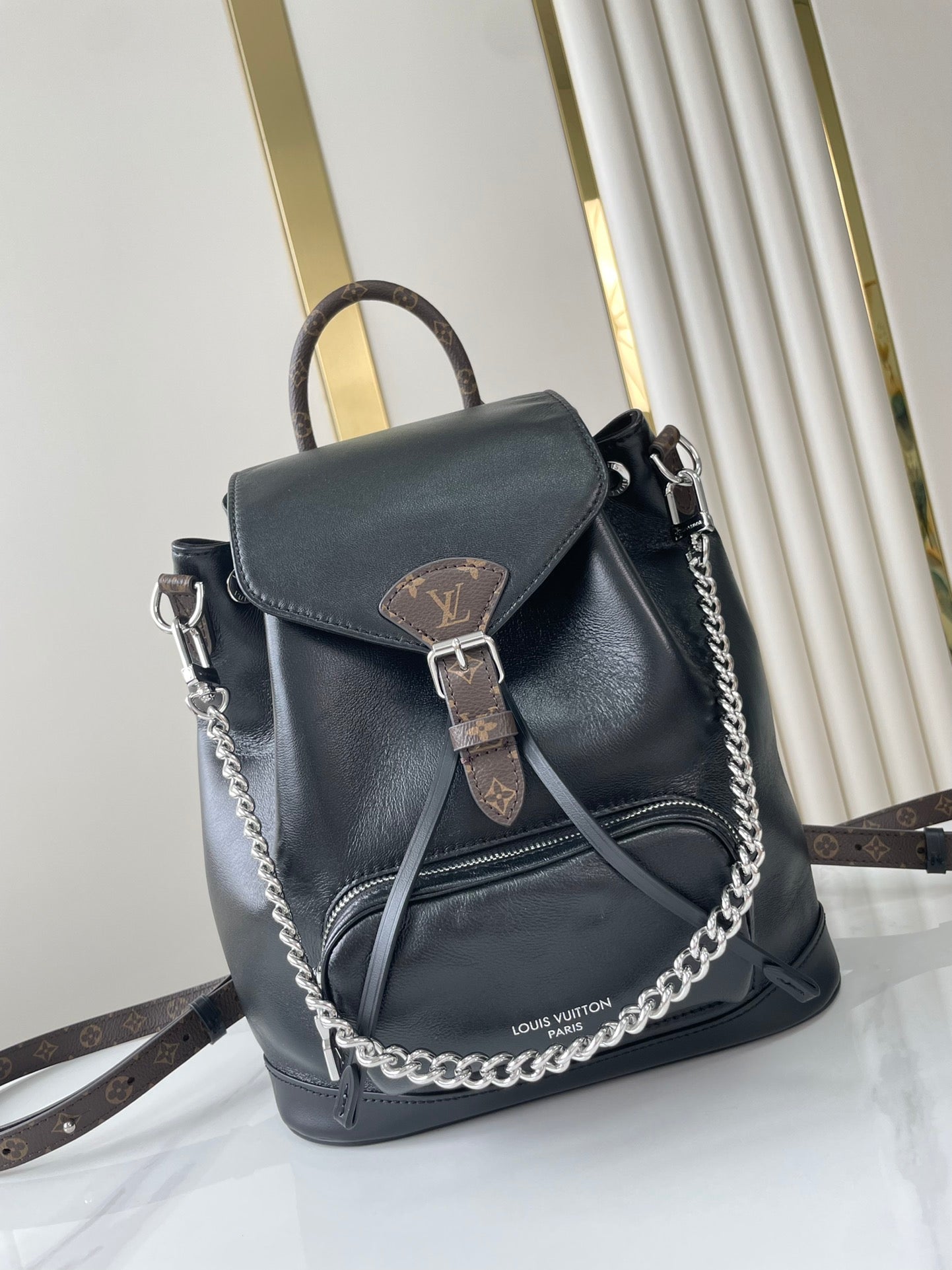 SAC À DOS MONTSOURIS VIBE PM 30 EN CUIR D'AGNEAU NOIR CHAÎNE ARGENTÉE