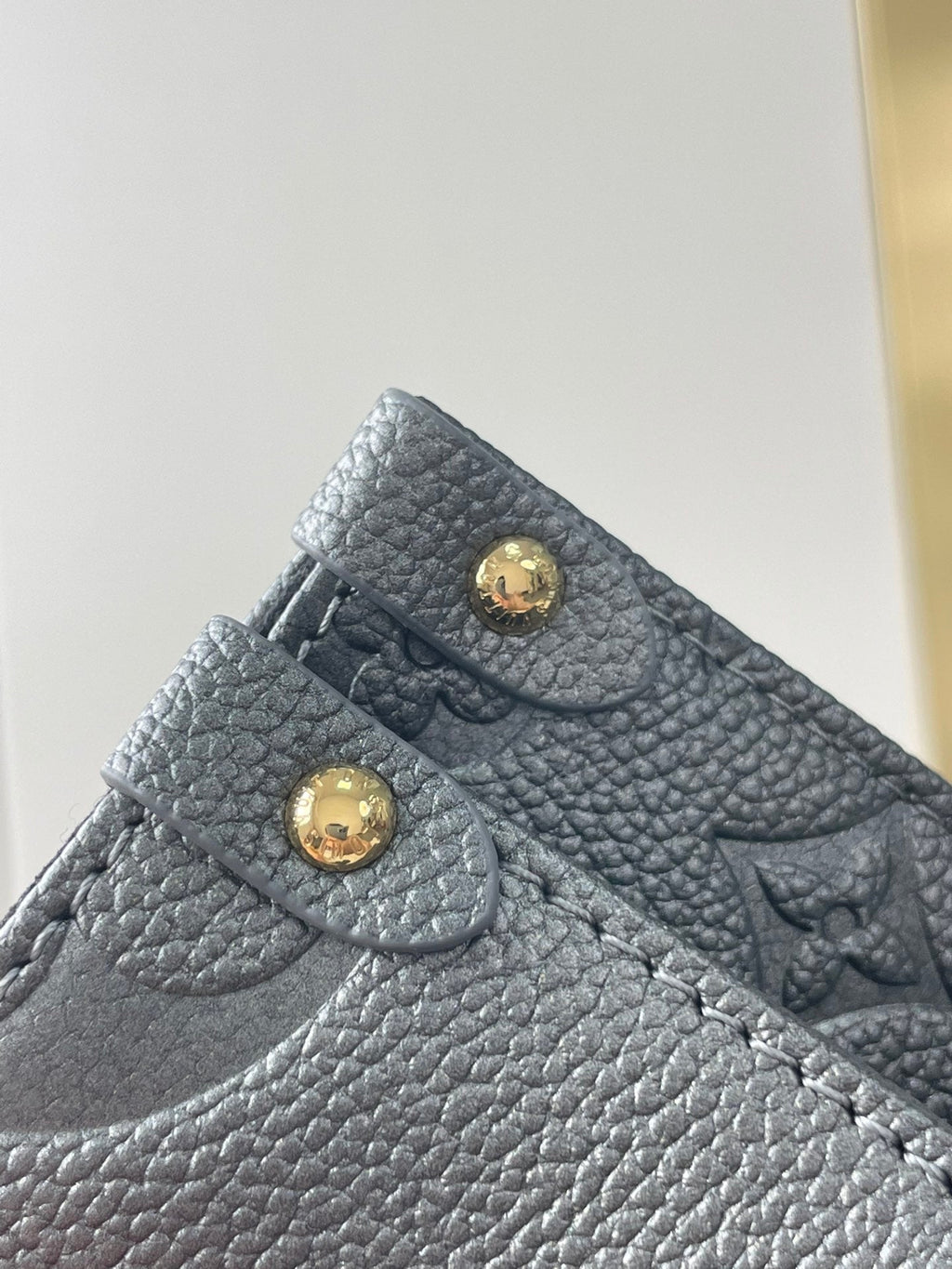 ONTHEGO PM 25 EN CUIR DE VEAU GAUFRÉ GUN METAL