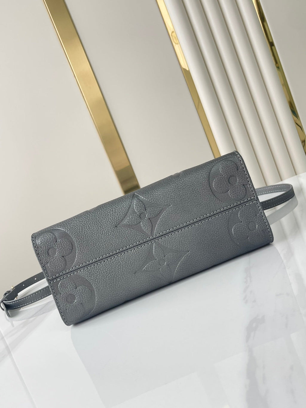 ONTHEGO PM 25 EN CUIR DE VEAU GAUFRÉ GUN METAL