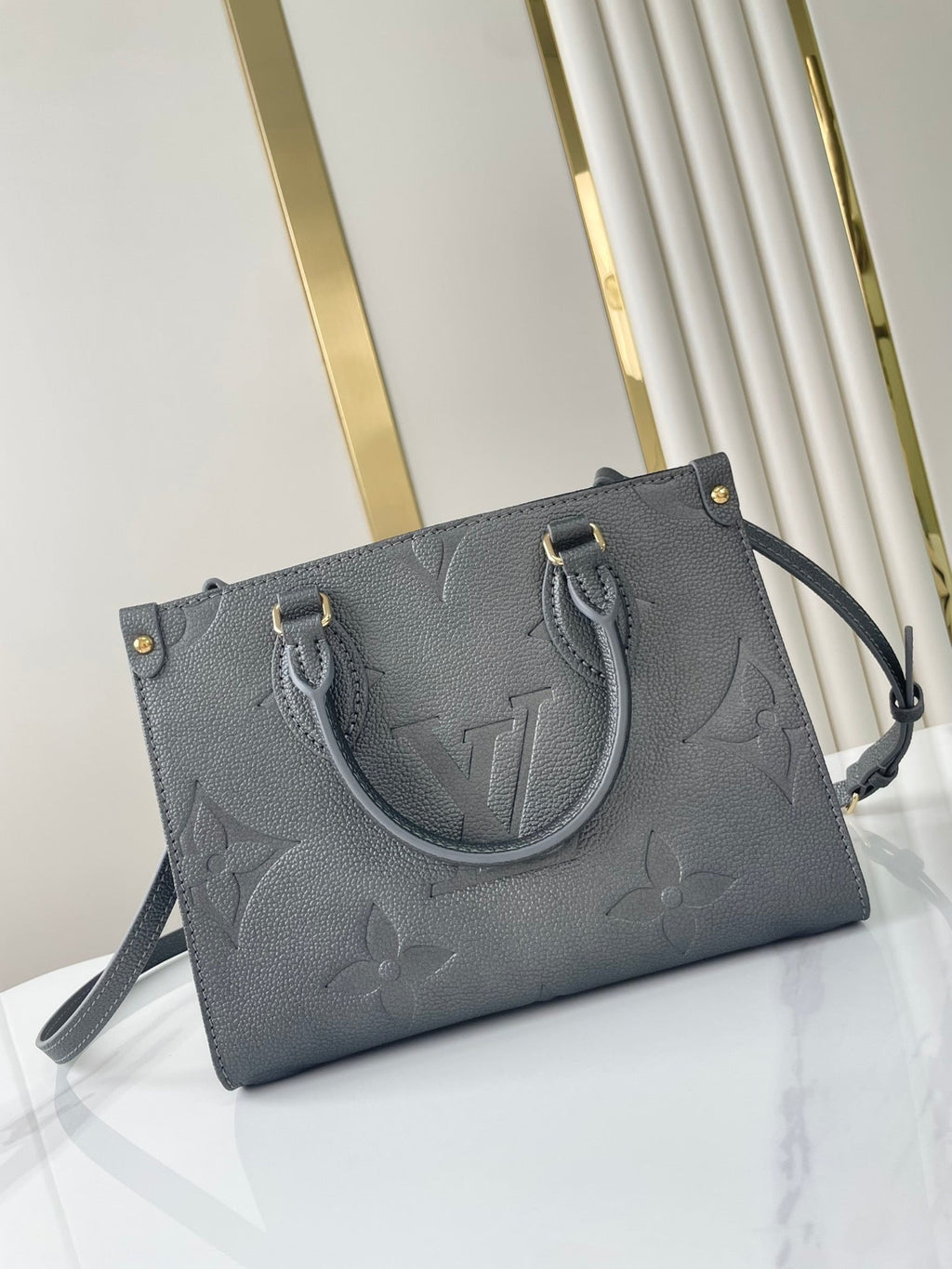 ONTHEGO PM 25 EN CUIR DE VEAU GAUFRÉ GUN METAL