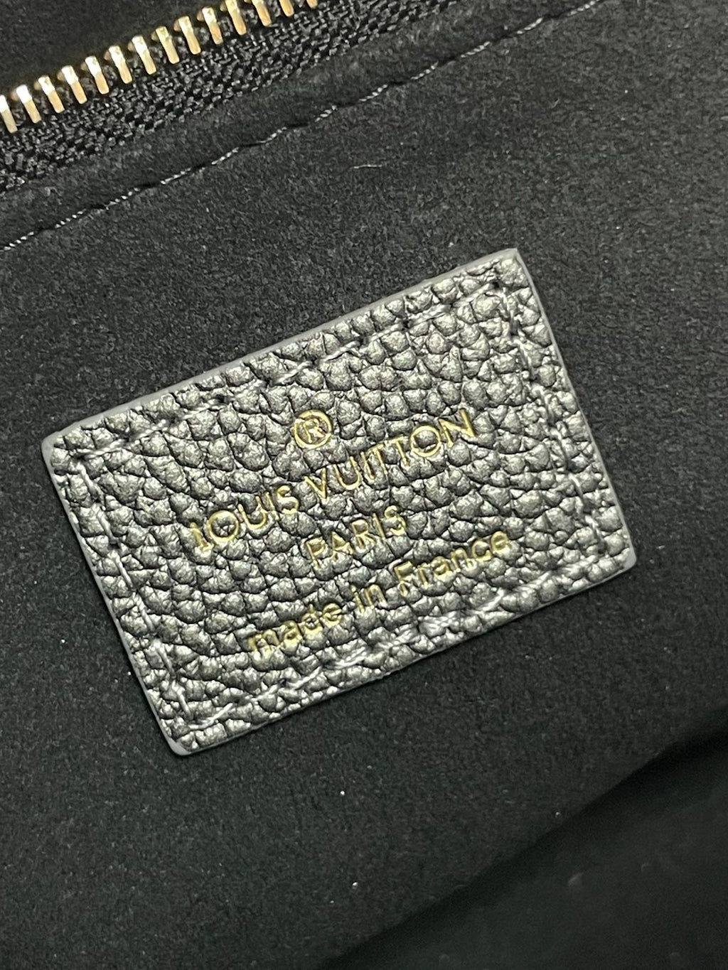 ONTHEGO PM 25 EN CUIR DE VEAU GAUFRÉ GUN METAL
