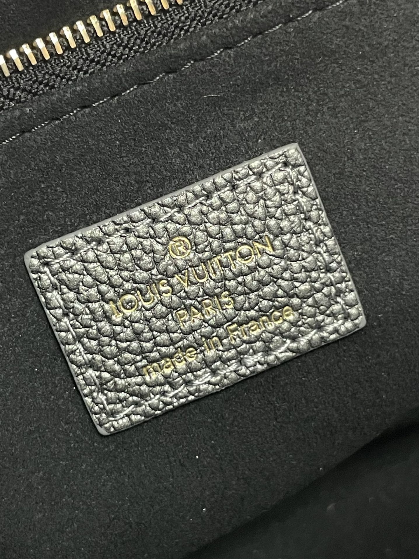 ONTHEGO PM 25 EN CUIR DE VEAU GAUFRÉ GUN METAL