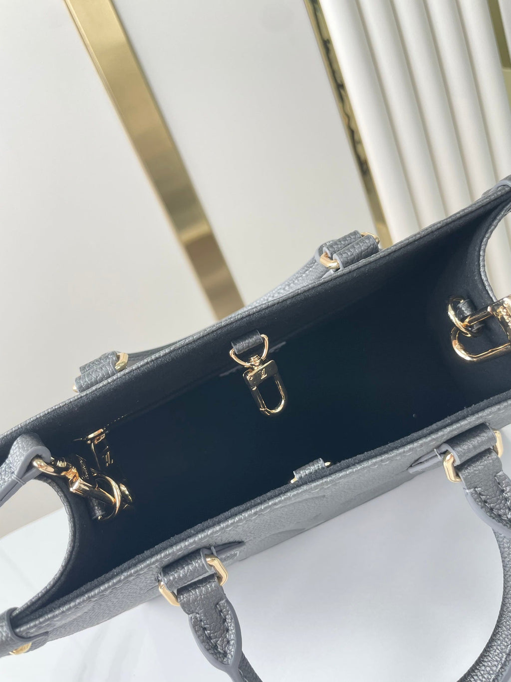 ONTHEGO PM 25 EN CUIR DE VEAU GAUFRÉ GUN METAL