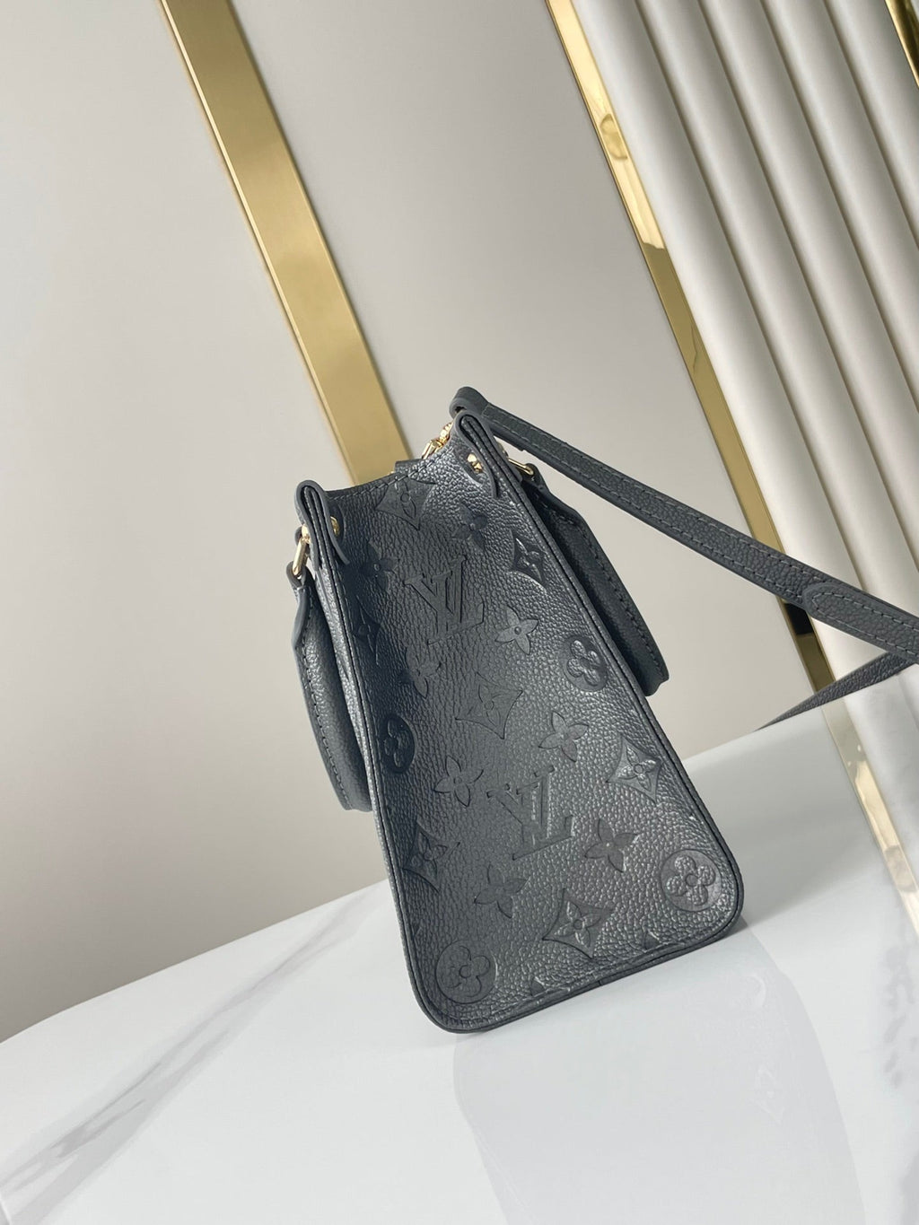 ONTHEGO PM 25 EN CUIR DE VEAU GAUFRÉ GUN METAL
