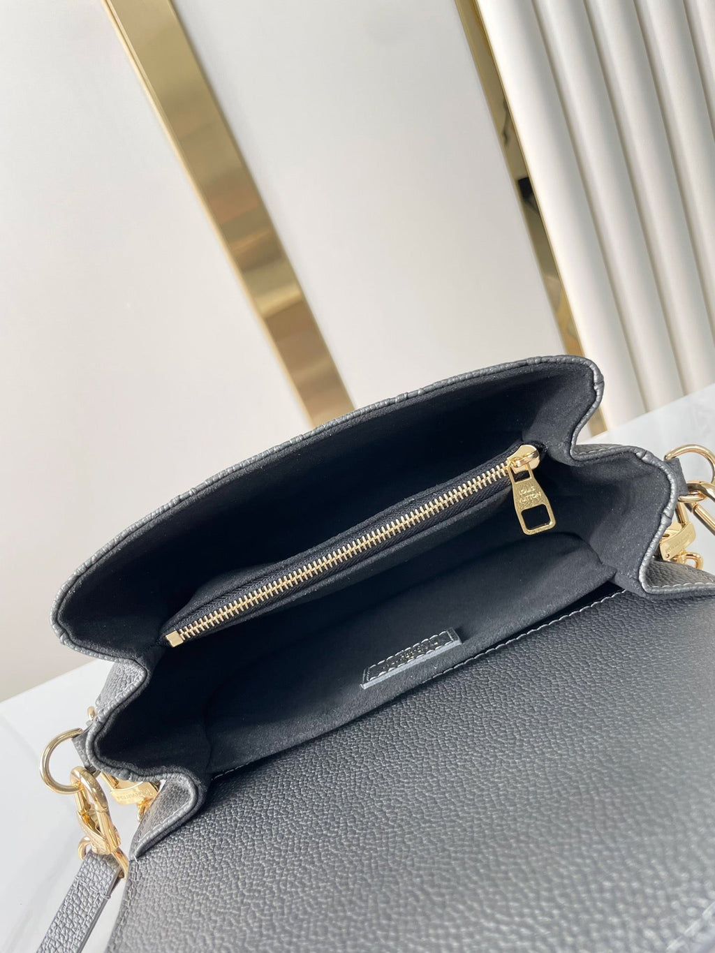 POCHETTE MÉTIS EAST WEST 21 EN CUIR DE VEAU ESTAMPÉ GUN METAL, QUINCAILLERIE DORÉ