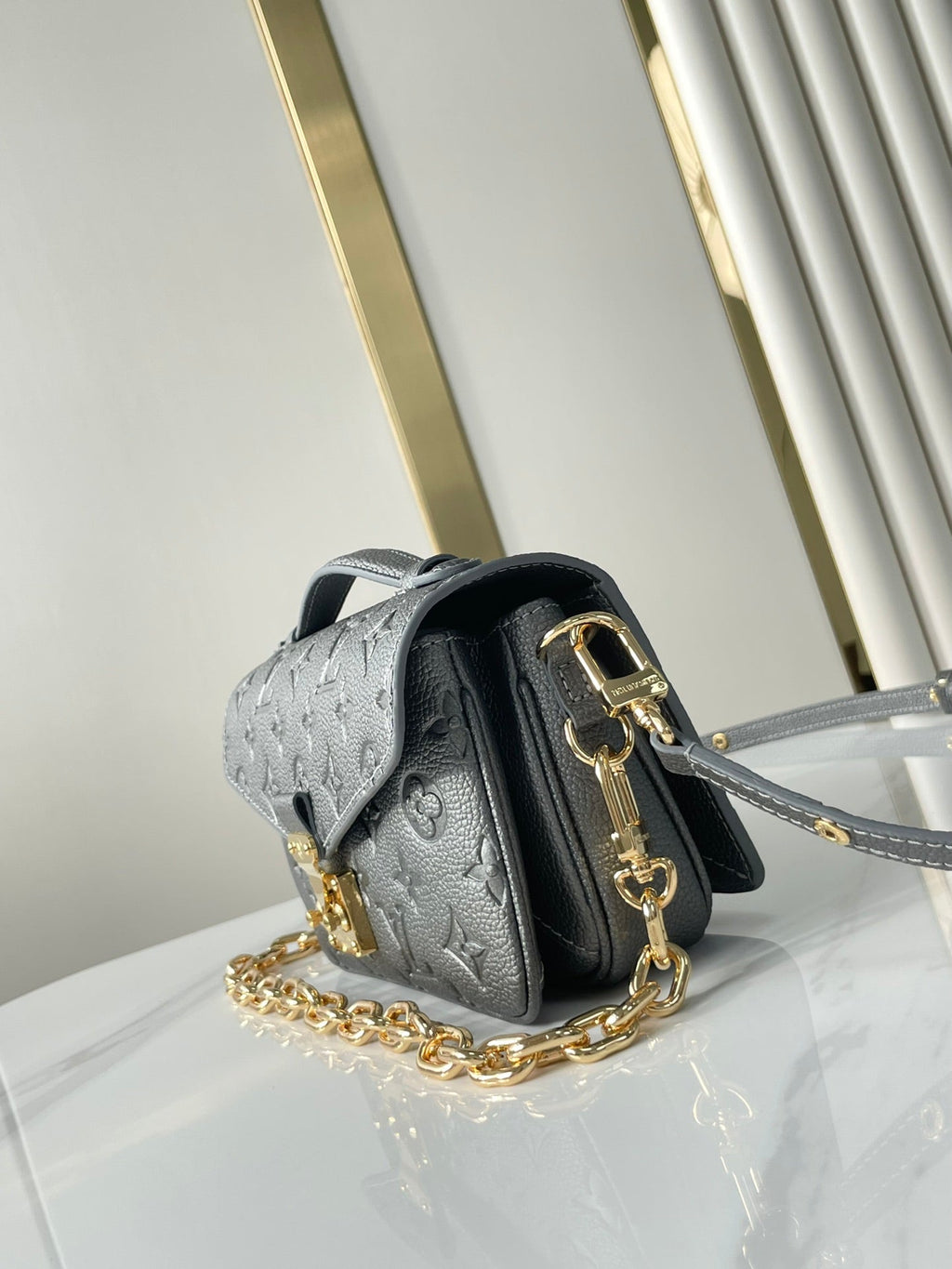 POCHETTE MÉTIS EAST WEST 21 EN CUIR DE VEAU ESTAMPÉ GUN METAL, QUINCAILLERIE DORÉ