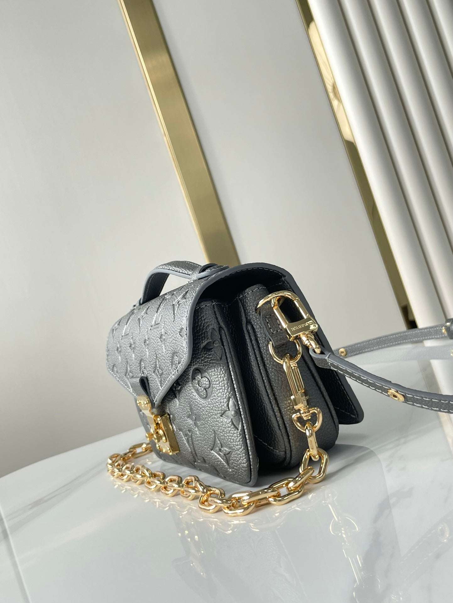 POCHETTE MÉTIS EAST WEST 21 EN CUIR DE VEAU ESTAMPÉ GUN METAL, QUINCAILLERIE DORÉ