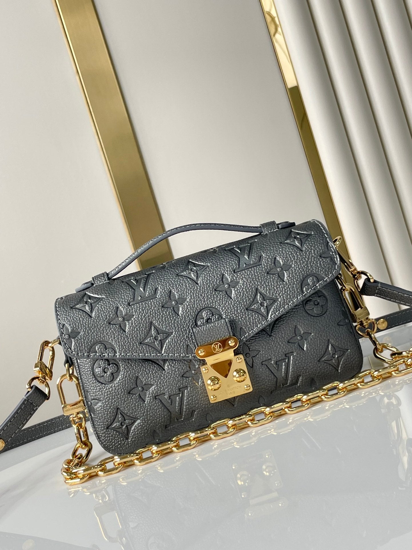 POCHETTE MÉTIS EAST WEST 21 EN CUIR DE VEAU ESTAMPÉ GUN METAL, QUINCAILLERIE DORÉ