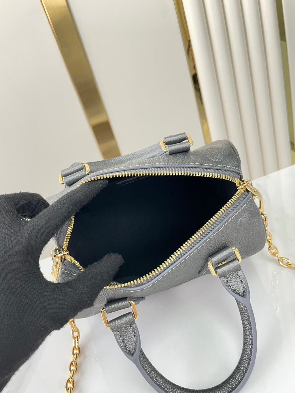 SPEEDY BANDOULIÈRE 20 EN GUN METAL MONOGRAMME EMPREINTE GOLD QUINCAILLERIE