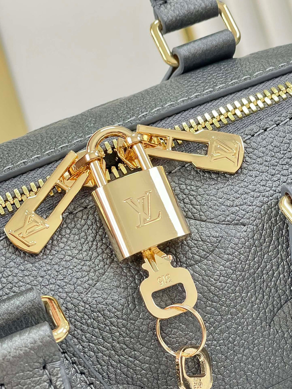 SPEEDY BANDOULIÈRE 20 EN GUN METAL MONOGRAMME EMPREINTE GOLD QUINCAILLERIE