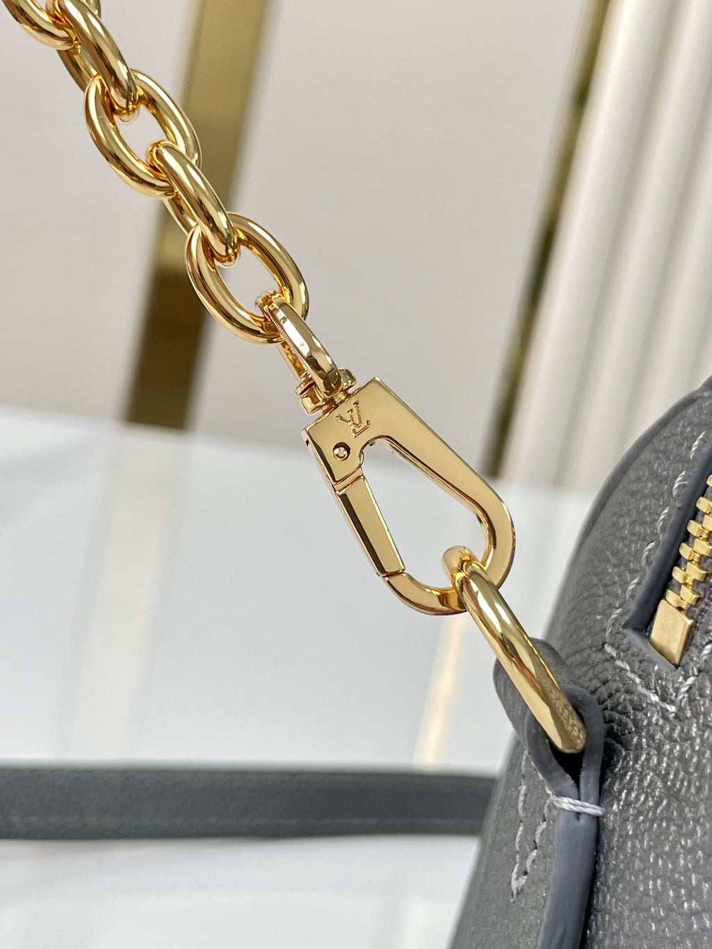 SPEEDY BANDOULIÈRE 20 EN GUN METAL MONOGRAMME EMPREINTE GOLD QUINCAILLERIE