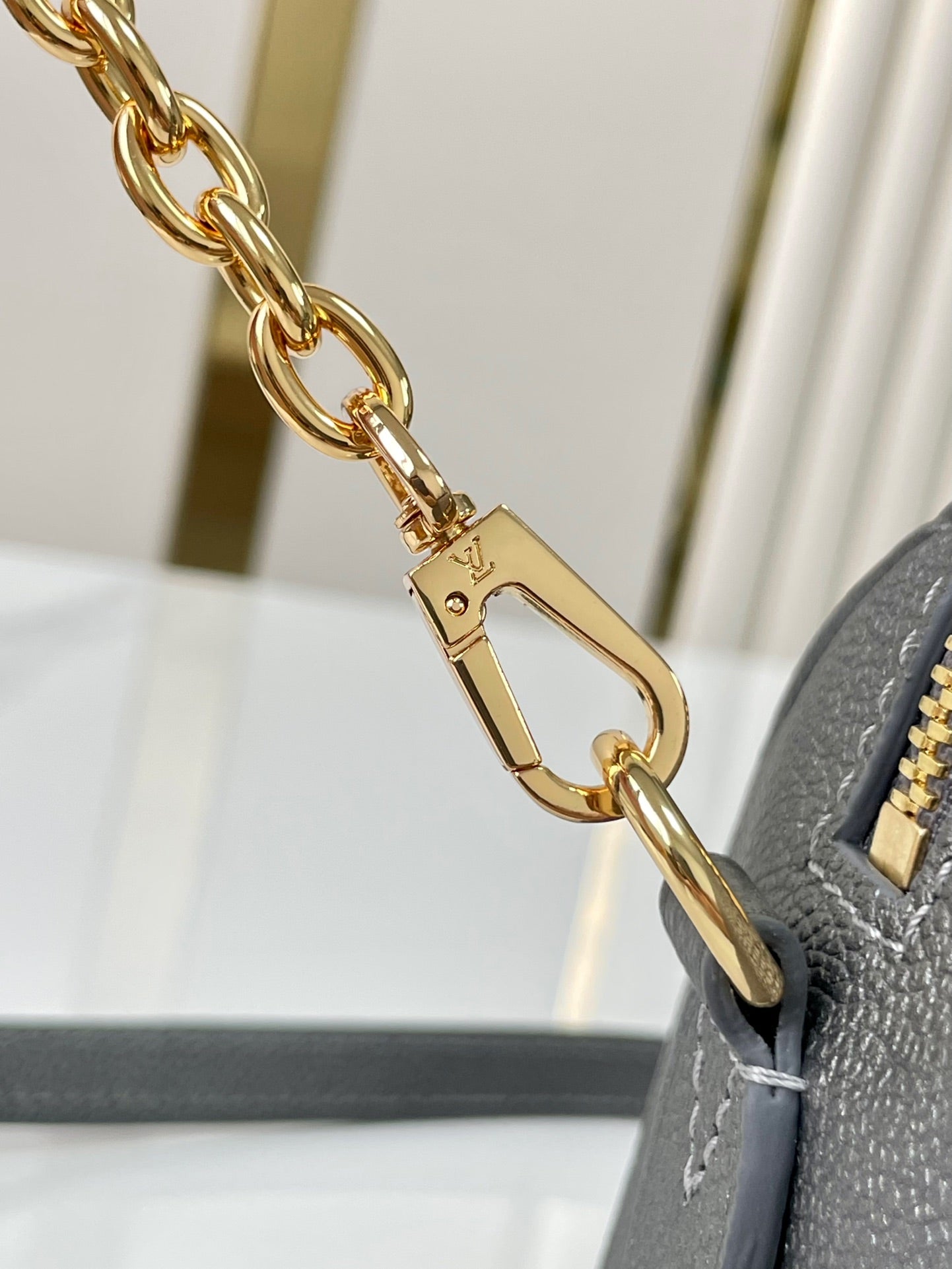 SPEEDY BANDOULIÈRE 20 EN GUN METAL MONOGRAMME EMPREINTE GOLD QUINCAILLERIE