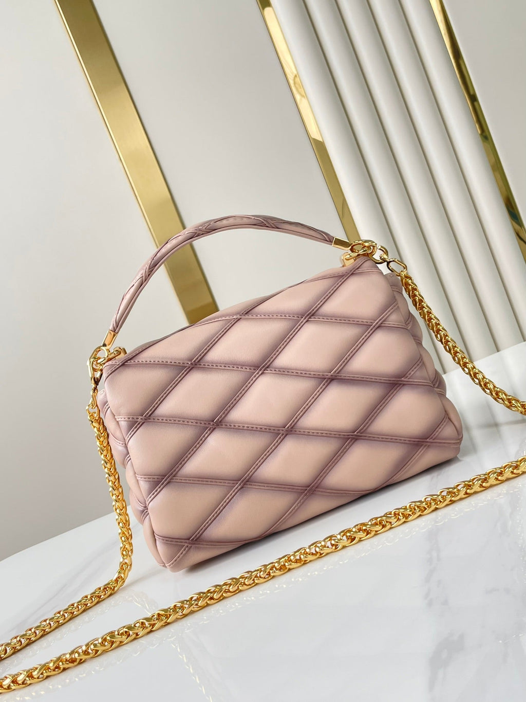 GO-14 MM 23 PO CUIR D'AGNEAU MATELASSÉ ROSE CLAIR QUINCAILLERIE DORÉ