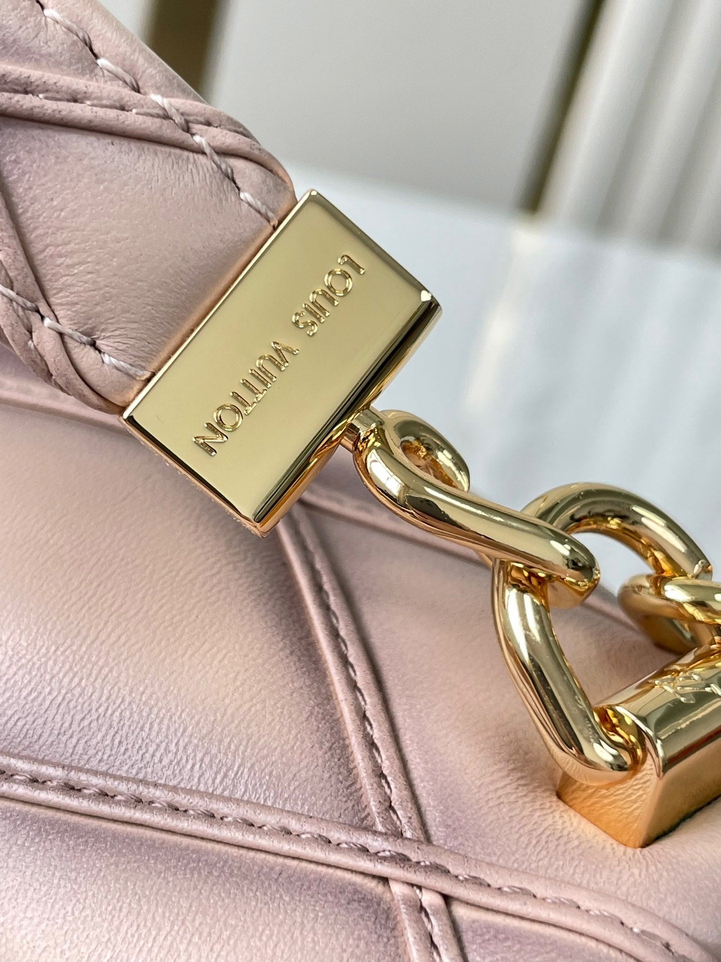 GO-14 MM 23 PO CUIR D'AGNEAU MATELASSÉ ROSE CLAIR QUINCAILLERIE DORÉ