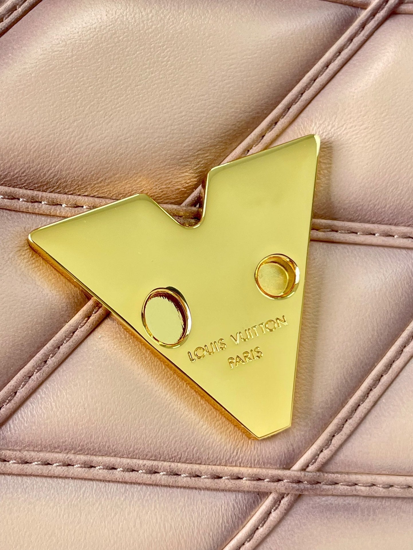 GO-14 MM 23 PO CUIR D'AGNEAU MATELASSÉ ROSE CLAIR QUINCAILLERIE DORÉ
