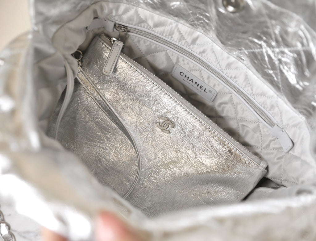 SAC HOBO 22 25C 35CM EN CUIR D'AGNEAU MÉTALLISÉ ARGENT