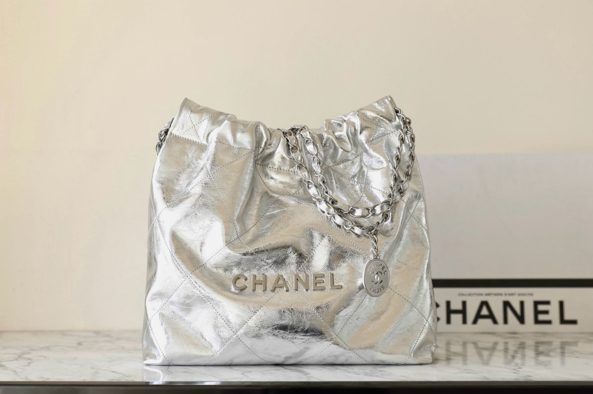 SAC HOBO 22 25C 35CM EN CUIR D'AGNEAU MÉTALLISÉ ARGENT