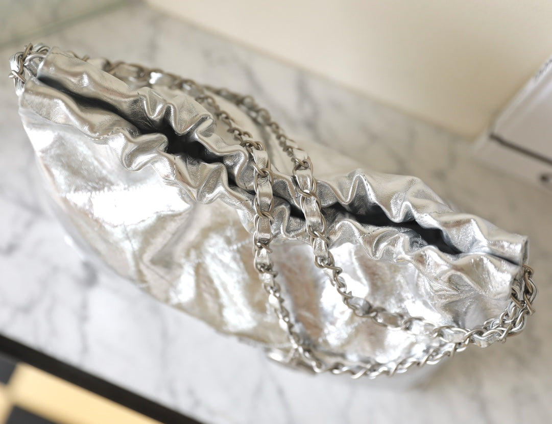 SAC HOBO 22 25C 35CM EN CUIR D'AGNEAU MÉTALLISÉ ARGENT