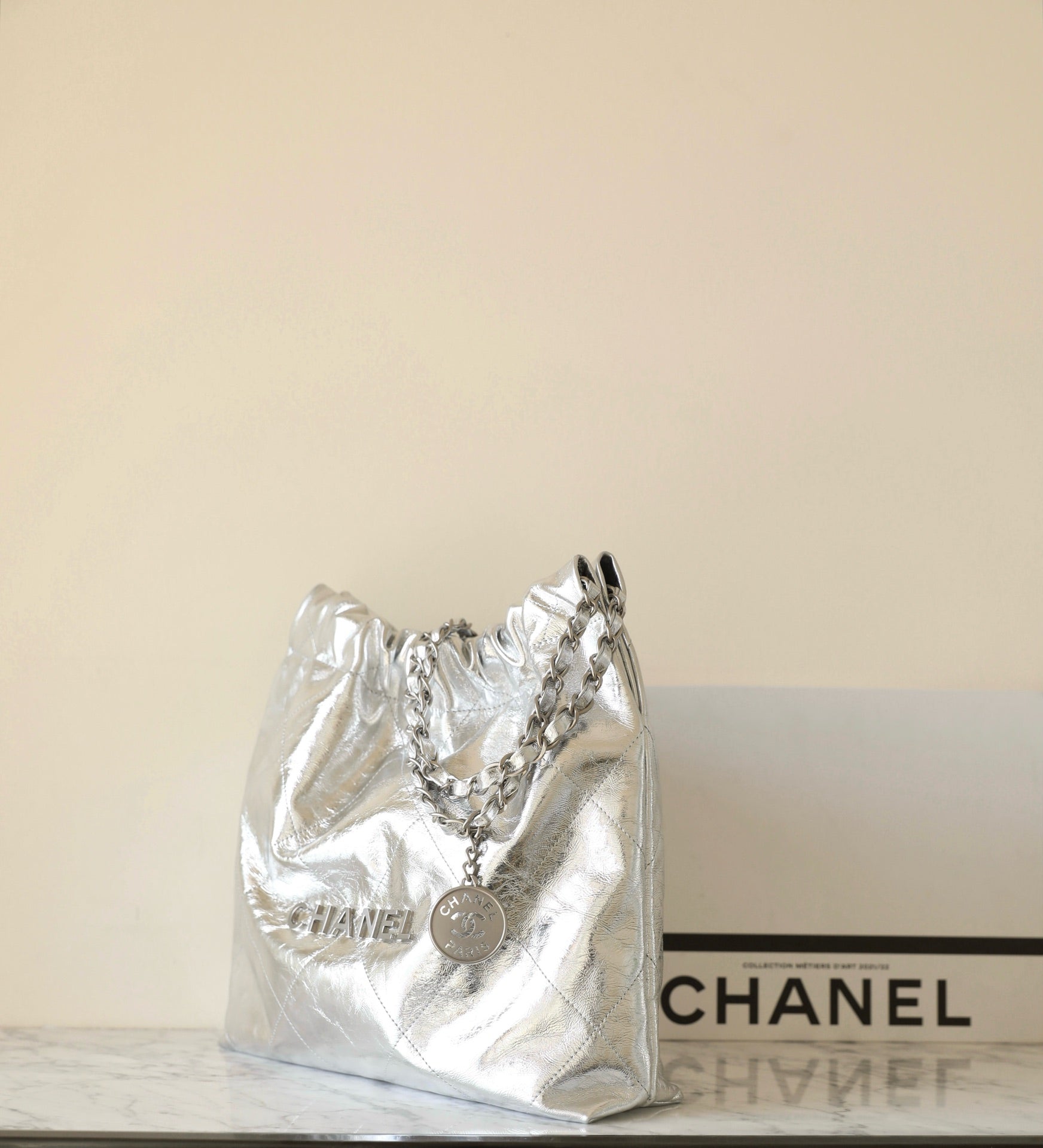 SAC HOBO 22 25C 35CM EN CUIR D'AGNEAU MÉTALLISÉ ARGENT