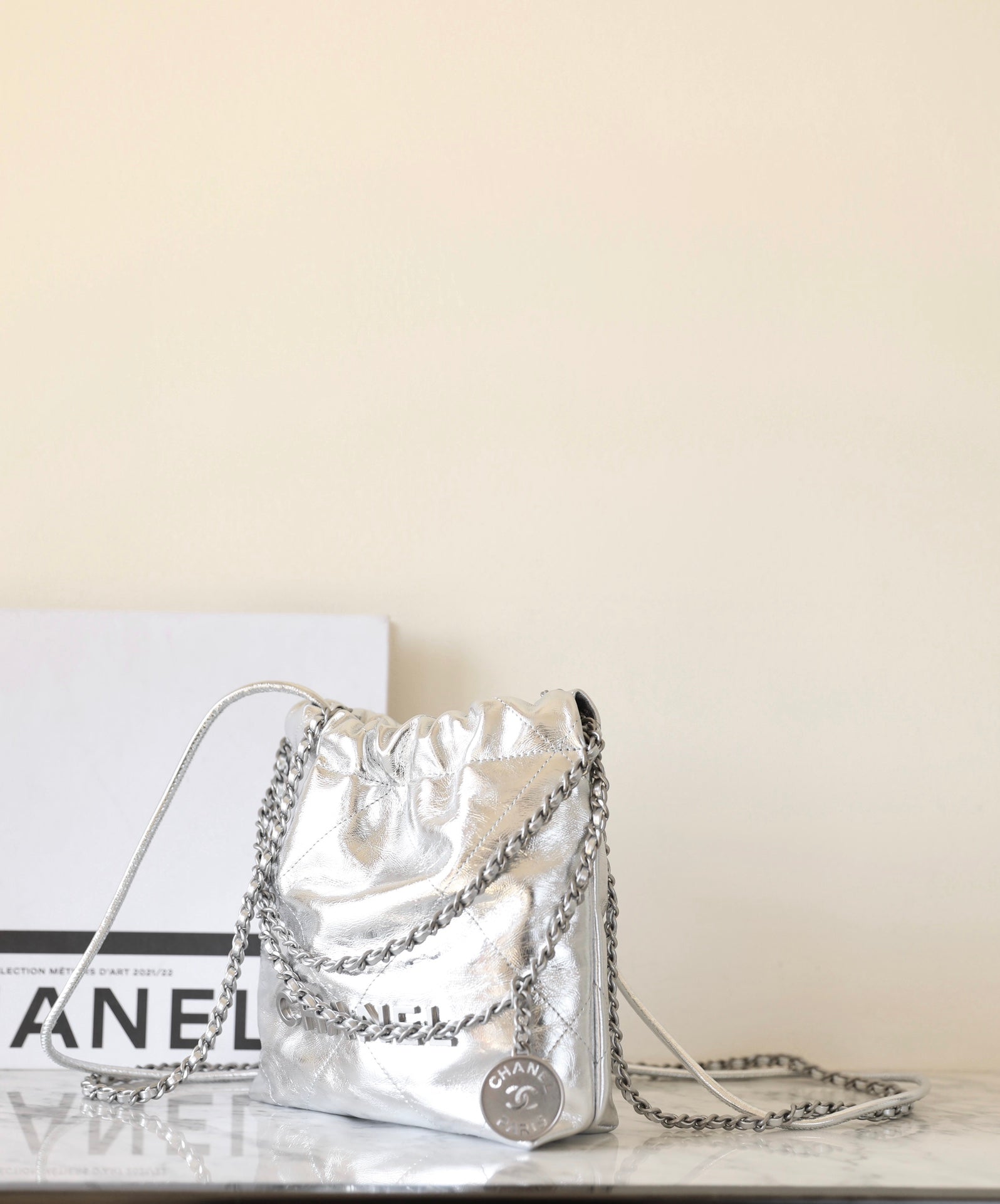 SAC HOBO 22 25C 19CM EN CUIR D'AGNEAU MÉTALLISÉ ARGENTÉ