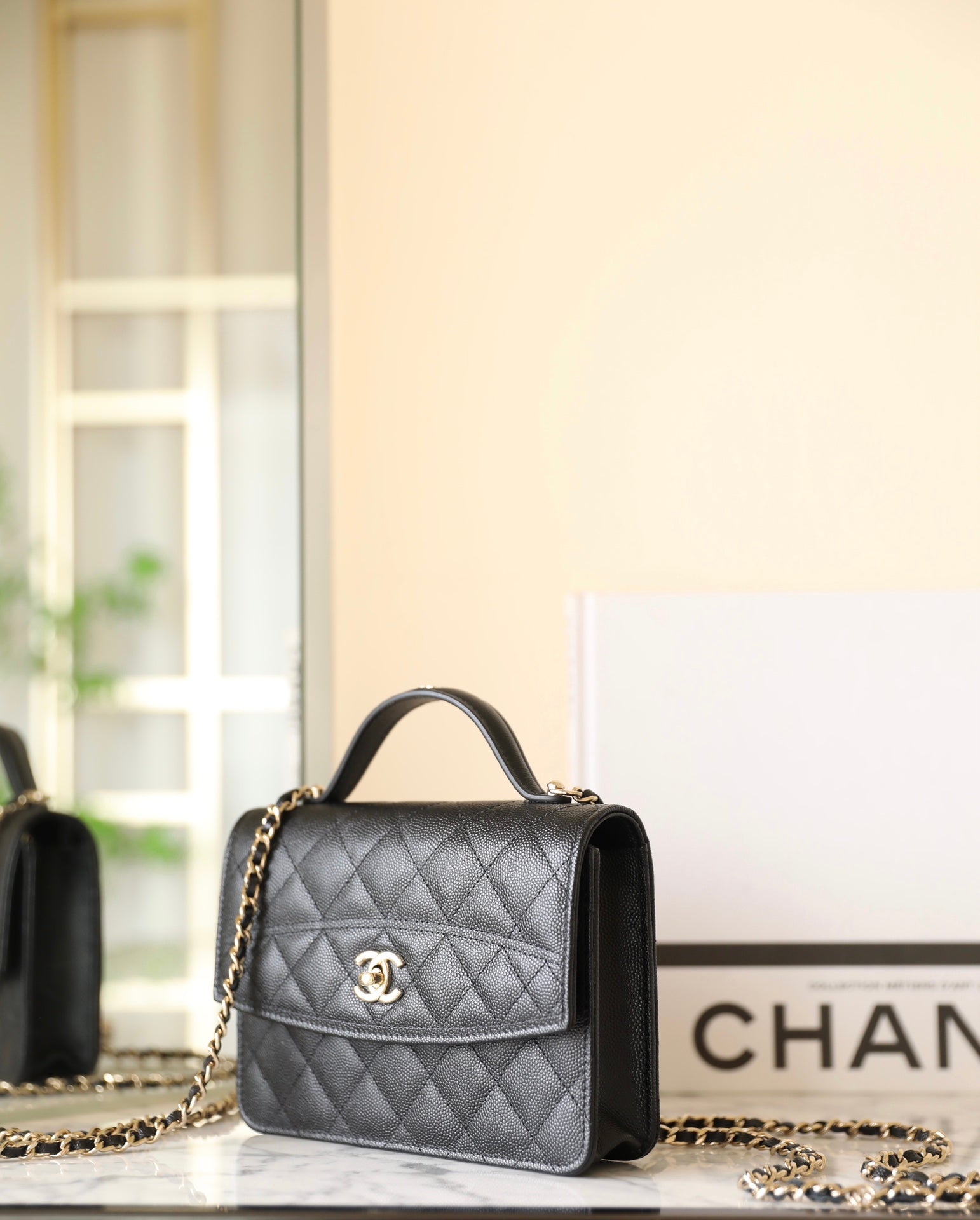 25C FLAP BAG WITH TOP HANDLE 18CM BLACK GRAINED CALFSKIN