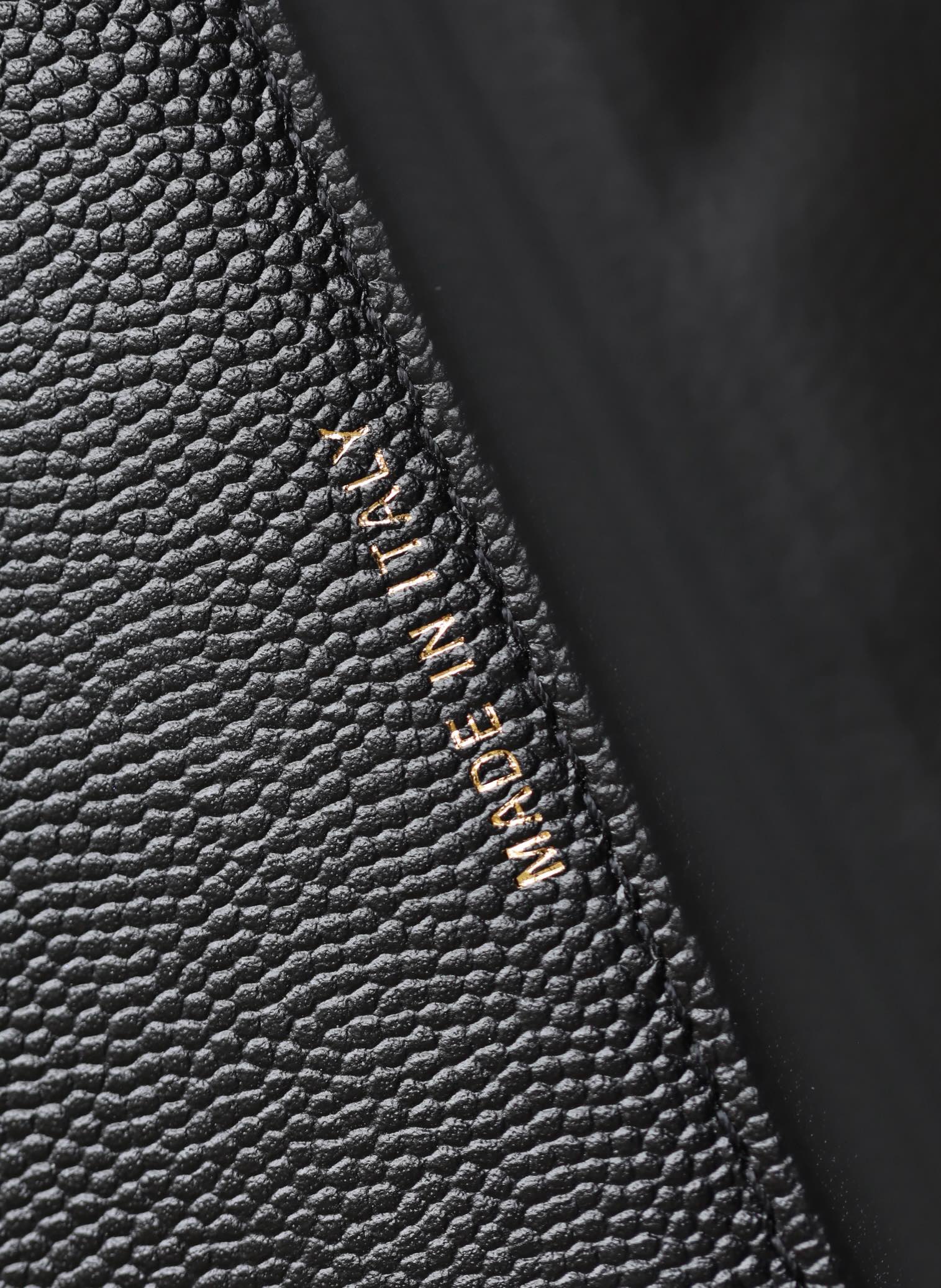 Sac à main CC 25C en cuir de veau grainé noir 18 cm